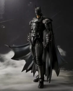 Batman - Injustice: Gods Among Us Figuarts Figur -NECA Store 506f7d54e2814f07301ef0fb62ff08fd50cc543704db53490b527189b3cdacad