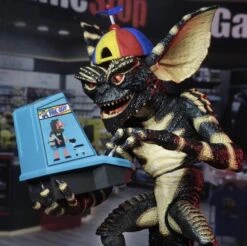 NECA Gremlins - Ultimate Gamer Gremlin Actionfigur -NECA Store b5dbe8896ef7264b9c05821f9720506d7618bbcbc4119663c42c8286917a00e4